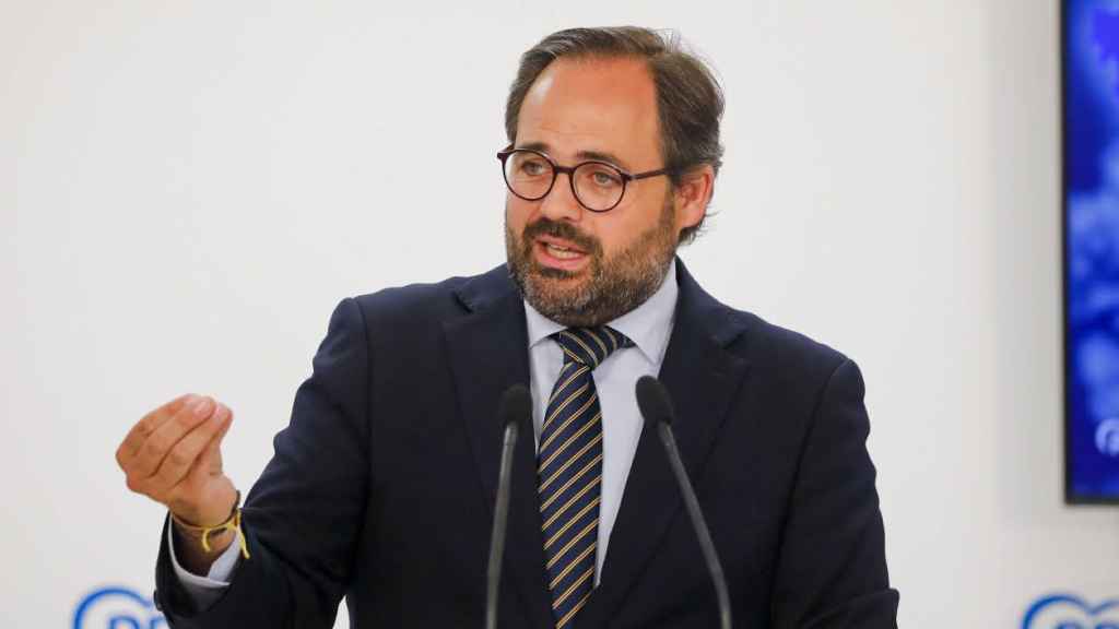 Paco Núñez, presidente del PP de Castilla-La Mancha, responde a los periodistas en Toledo.