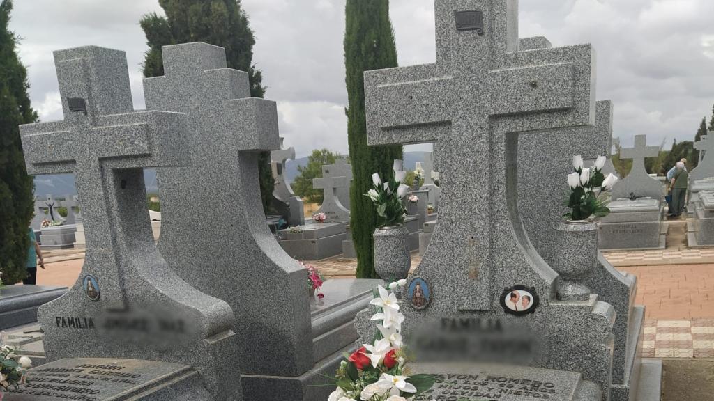 Sepulturas con los crucifijos arrancados en el cementerio de Los Yébenes.