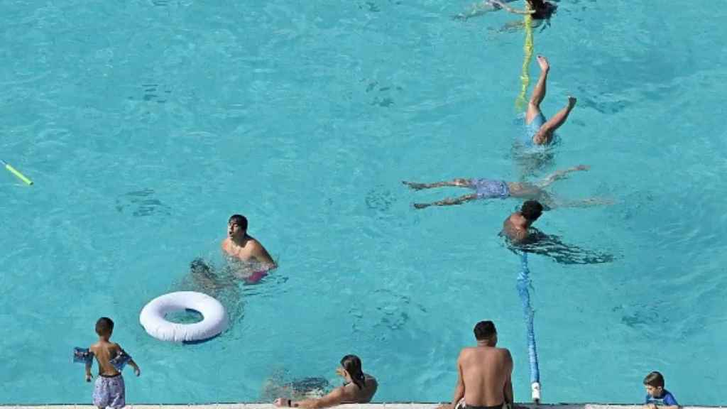Imagen de archivo de un grupo de personas bañándose en una piscina de Barcelona. Pau Barrena Getty Images