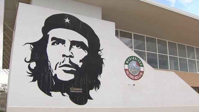 Pabellón de Marinaleda con la imagen del Che Guevara.