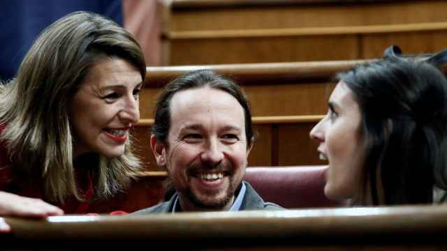 El ex secretario general de Podemos Pablo Iglesias (c); la vicepresidenta segunda, Yolanda Díaz (i), y la exministra de Igualdad, Irene Montero.