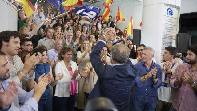 El líder del PP celebra con los suyos el resultado de las europeas, en la sede nacional del partido.