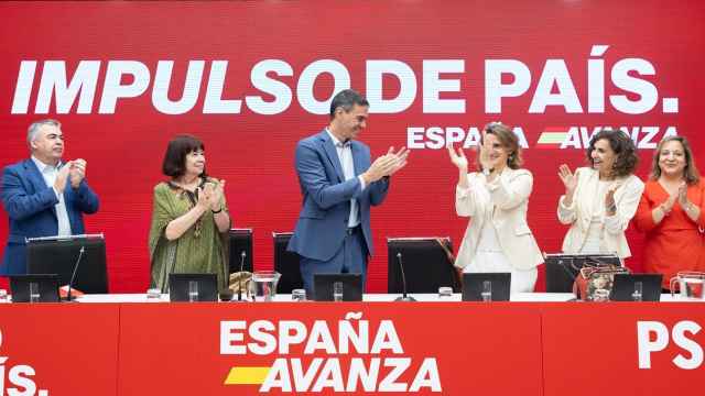 La Ejecutiva Federal del PSOE, con Pedro Sánchez en el centro, aplaude el resultado de las europeas, este lunes.