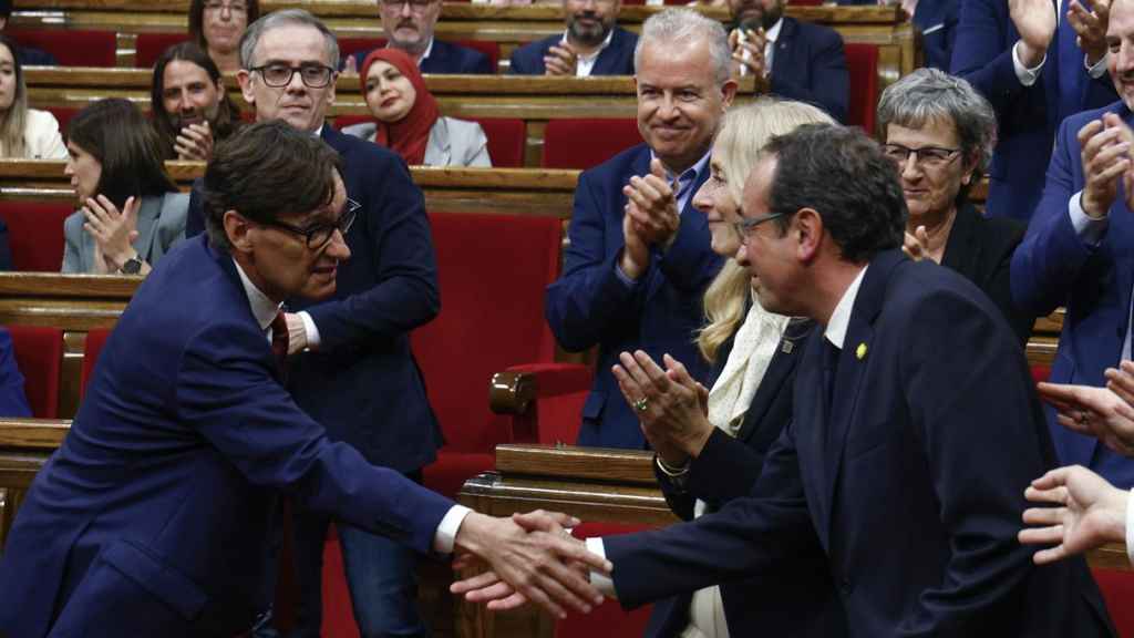 El líder del PSC, Salvador Illa, felicita al nuevo presidente del Parlament catalán, Josep Rull, este lunes en la cámara.
