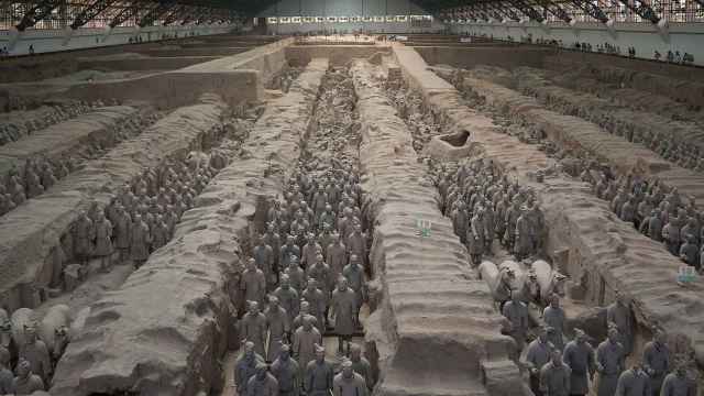 Ejército de terracota custodiando el mausoleo del emperador Qin Shi.