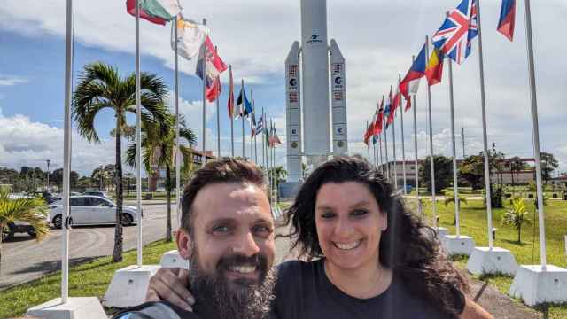 Los cofundadores de Uarx Space, Yanina Hallak (CEO) y Andrés Villa (CTO), durante su reciente viaje a la Guayana Francesa para preparar el lanzamiento de su dispensador de nanosatélites del próximo 9 de julio.