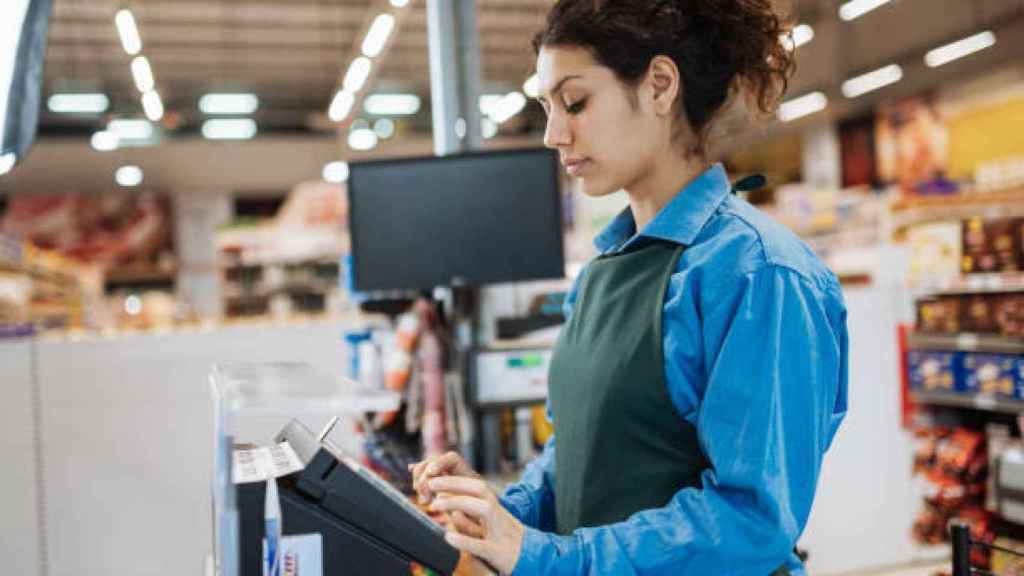 Una cajera de supermercado durante su jornada de trabajo.