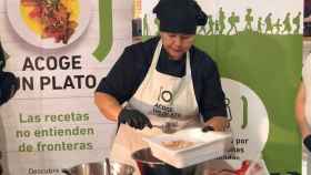 Patricia Vargan echando las gamas al ceviche durante su elaboración en el acto de presentación del recetario en el Mercado de la Paz.