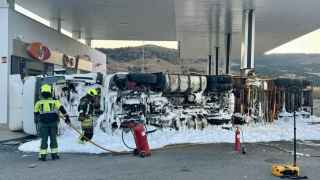 Espectacular accidente en Antequera: tres heridos tras impactar un camión contra una gasolinera