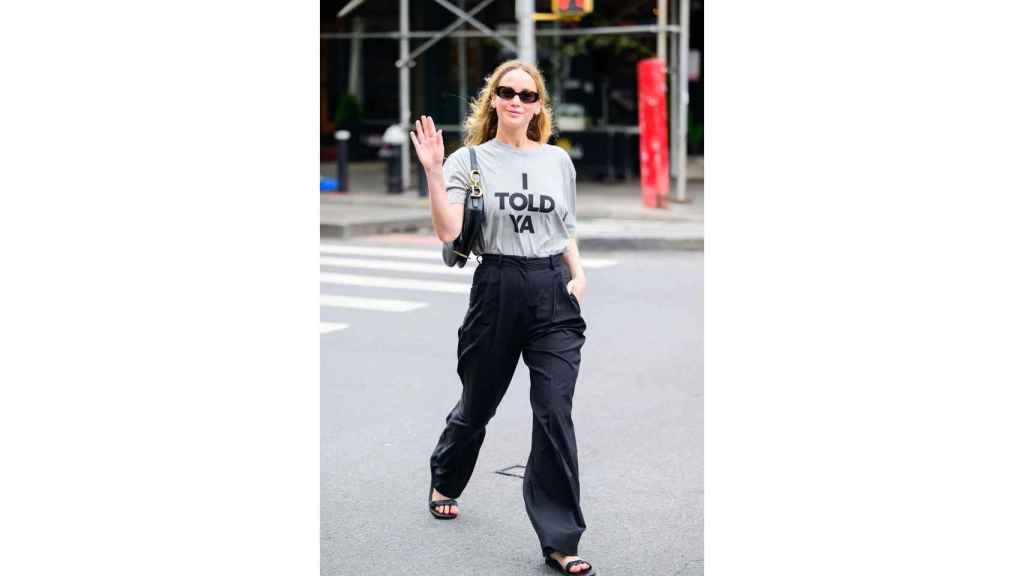 Jennifer Lawrence con la camiseta 'I Told Ya' de Loewe y pantalone de La Ligne.