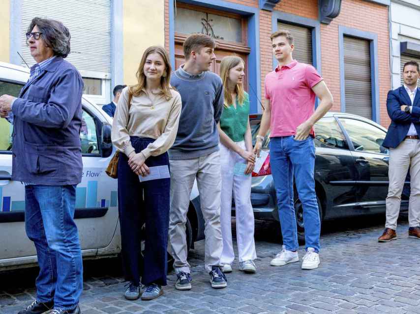 Elisabeth de Bélgica y sus hermanos, esperando para votar en Laeken.