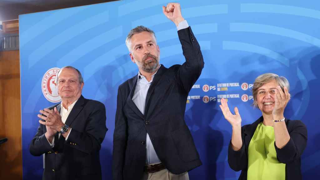 El líder del Partido Socialista de Portugal,  Pedro Nuno, este domingo celebrando la victoria.