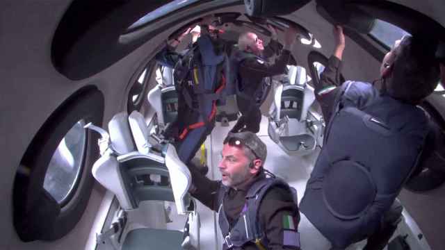 Los turistas espaciales en la misión Galactic 07 de Virgin Galactic.