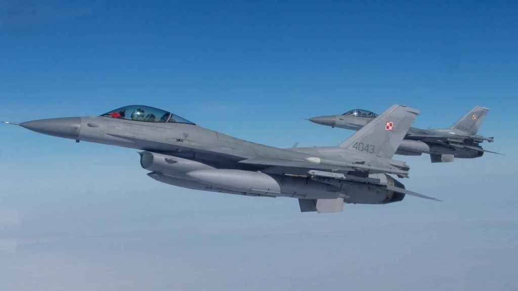 Dos F-16 volando en formación