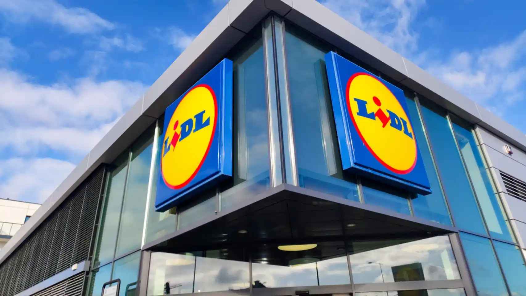 Cartel y entrada de un supermercado de Lidl.