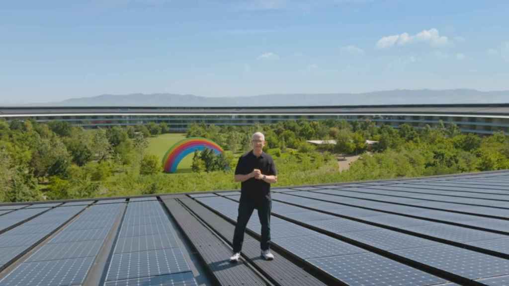 Tim Cook en la presentación del WWDC 2024.