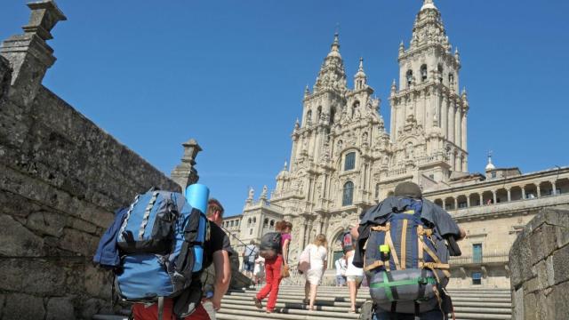 Peregrinos llegando a la Praza do Obradoiro, en Santiago.