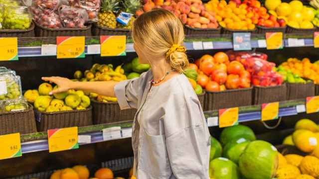 Mujer en el supermercado.