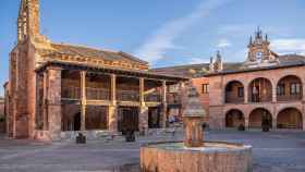 La Plaza Mayor con la iglesia y la fuente