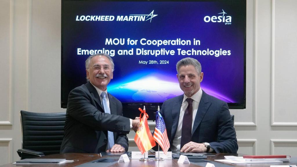 Luis Furnells, presidente ejecutivo de Grupo Oesía, y Ray Piselli, vicepresidente de International de Lockheed Martin, en la firma de un acuerdo.