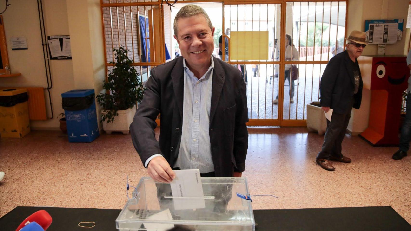 Emiliano García-Page ejerce su derecho al voto el pasado domingo en Toledo. Foto: Javier Longobardo.