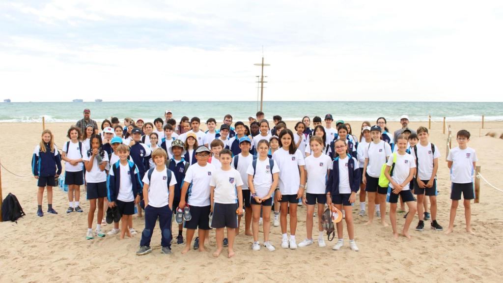 Alumnos del British School en la recogida de basura de la playa de El Saler de Valencia. EE