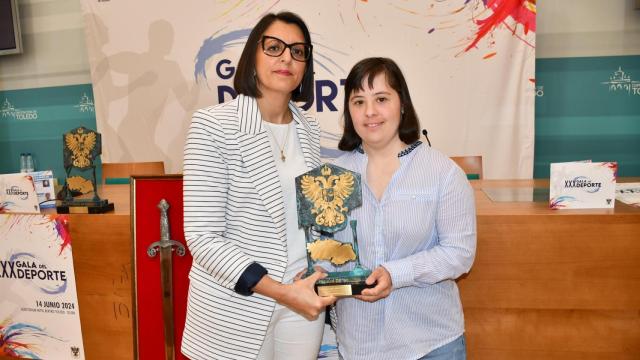 La nadadora de Down Toledo Iris Agudo, premiada con el Premio Diputación de Toledo en la XXX Gala del Deporte.