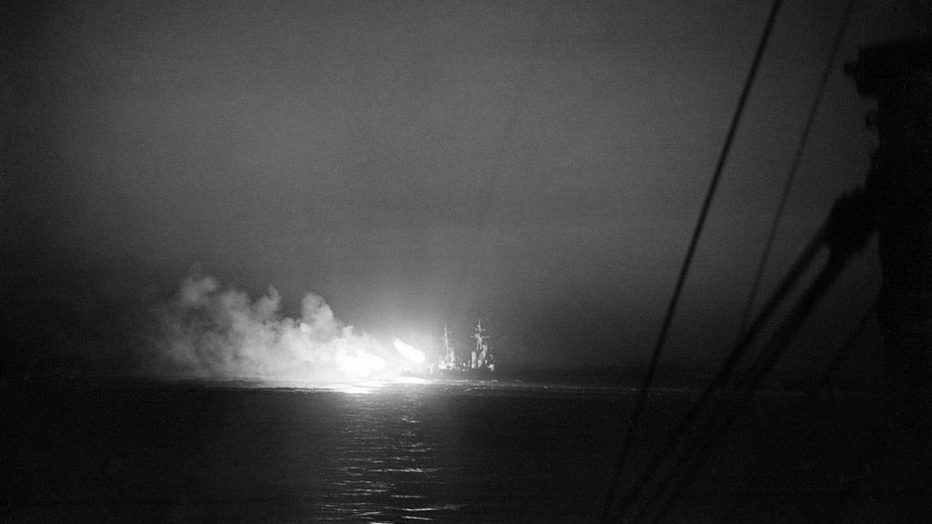 El 'HMS Dido' dispara sus cañones en un combate nocturno frente a las costas de Túnez.