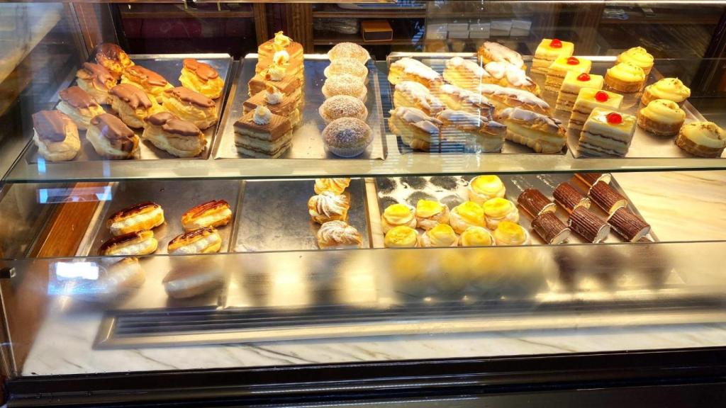 Imagen del surtido de dulces en la Pastelería Frías
