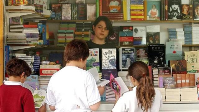 Niños comprando libros en la Feria del Libro de Madrid.