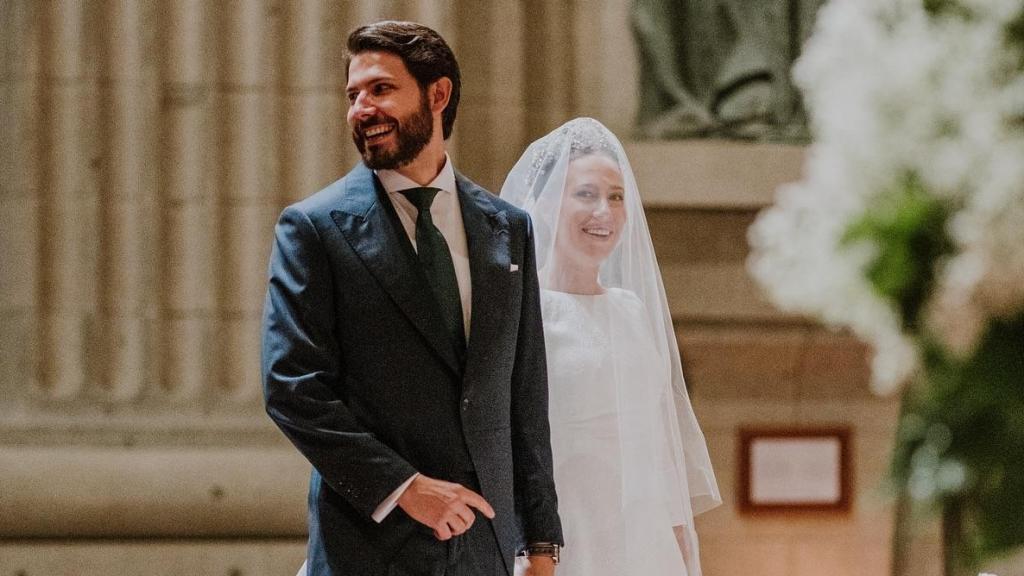 Carola Escámez y Roberto Martín, el día de su boda en el Valle de los Caídos, el pasado sábado, 8 de junio.