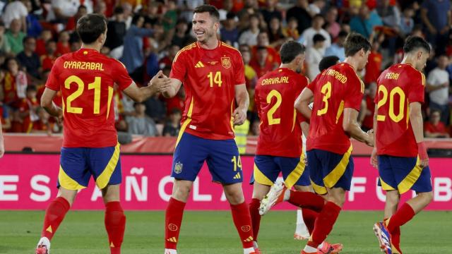 Ozaryabal y Laporte celebran un gol de España anotado ante Irlanda del Norte.