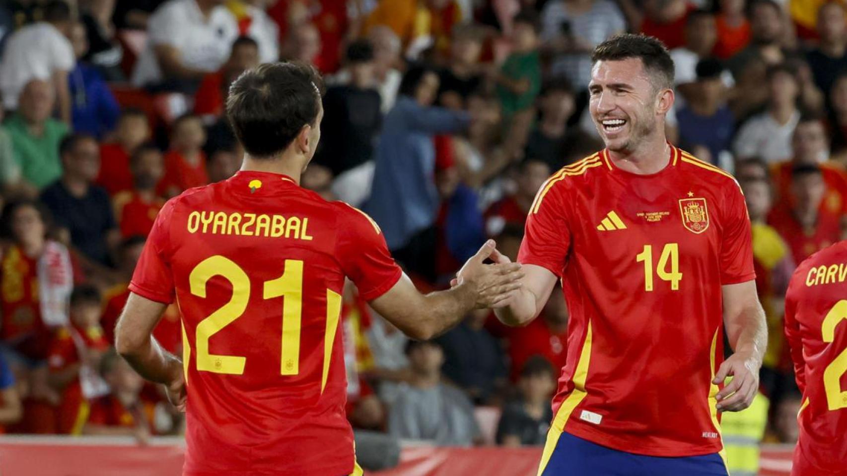 Ozaryabal y Laporte celebran un gol de España anotado ante Irlanda del Norte.