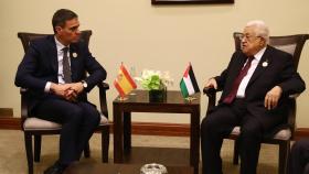 Pedro Sánchez y Mahmud Abbas, presidente de la ANP, durante su último encuentro, el pasado mayo, en Jordania.