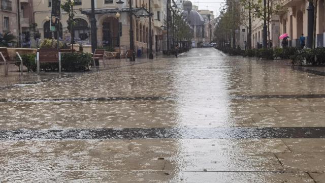 La avenida Constitución con las lluvias de este martes en Alicante.