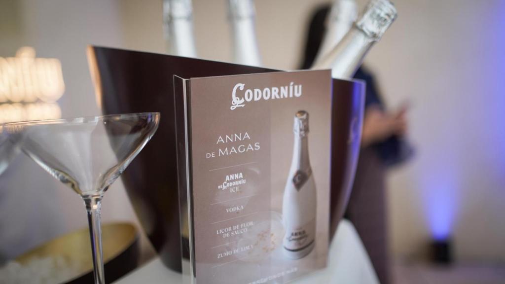 Cubitera con el cava con él que se ha elaborado del cóctel  'Anna de Magas'