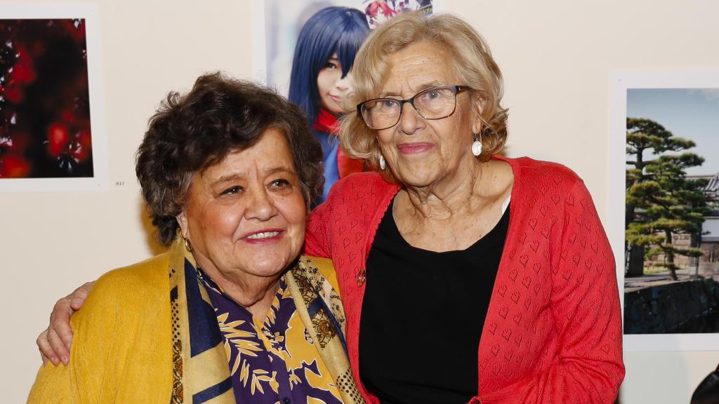 Cristina Almeida y Manuela Carmena, durante la presentación del libro 'Puta no se nace'.