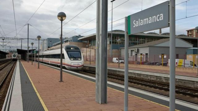 Imagen de uno de los trenes Alvia de Renfe a su paso por Salamanca.