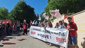 Trabajadores del Zambrana a las puertas del centro