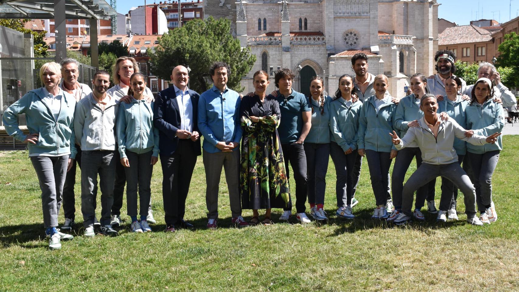 Los 'celebrities' de MasterChef  y los tres jueces junto al alcalde de Valladolid, Jesús Julio Carnero