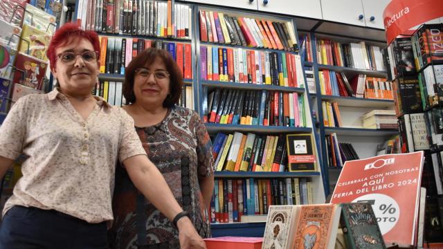 Rosa García Revilla (izquierda) y Elena García Revilla (derecha) en su librería del barrio de Parquesol, donde llegaron hace 39 años, en la semana que celebraban la Feria del Libro