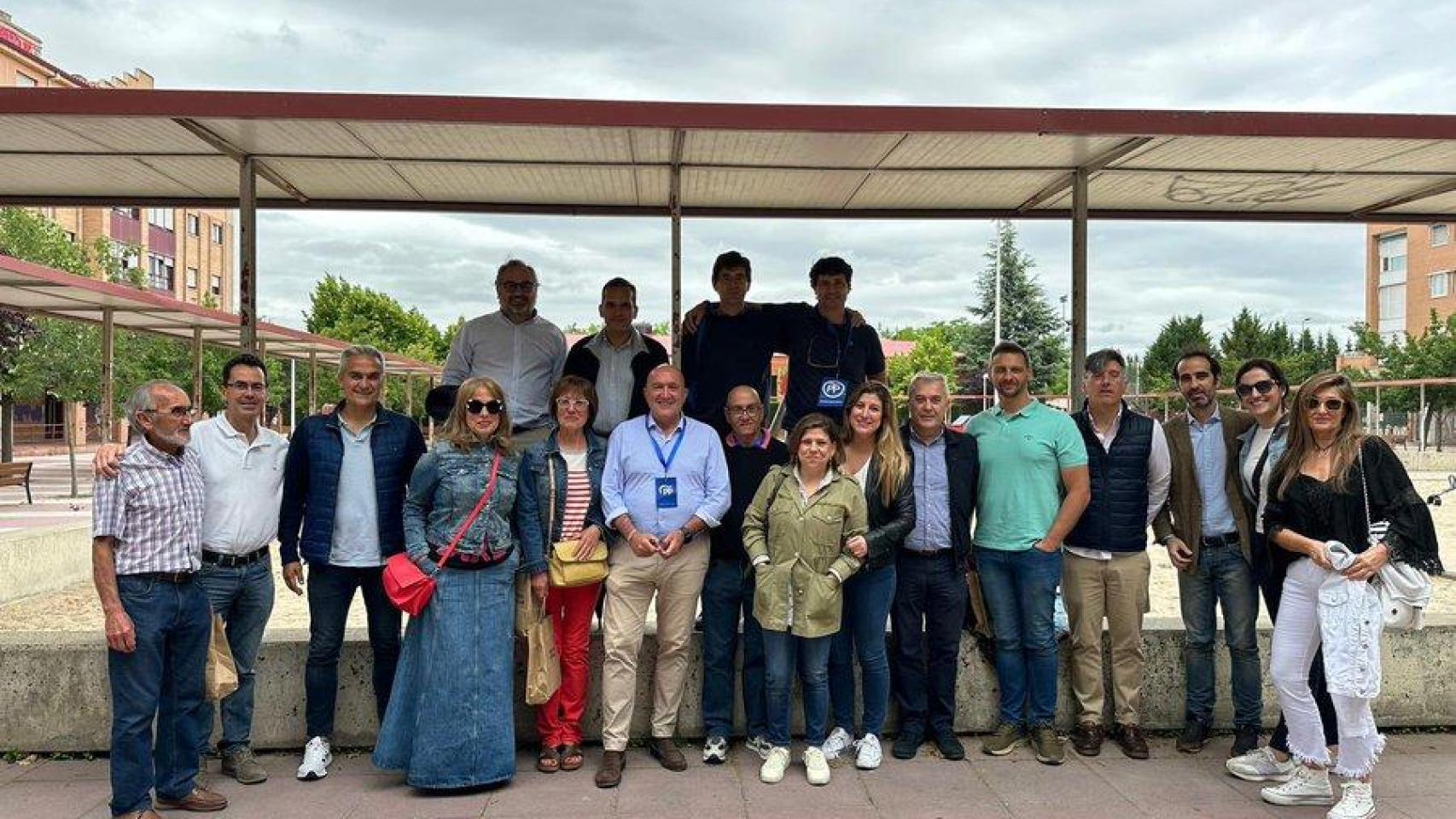 La foto de la que habla el PSOE, de Jesús Julio Carnero en cuenta X con apoderados de mesa