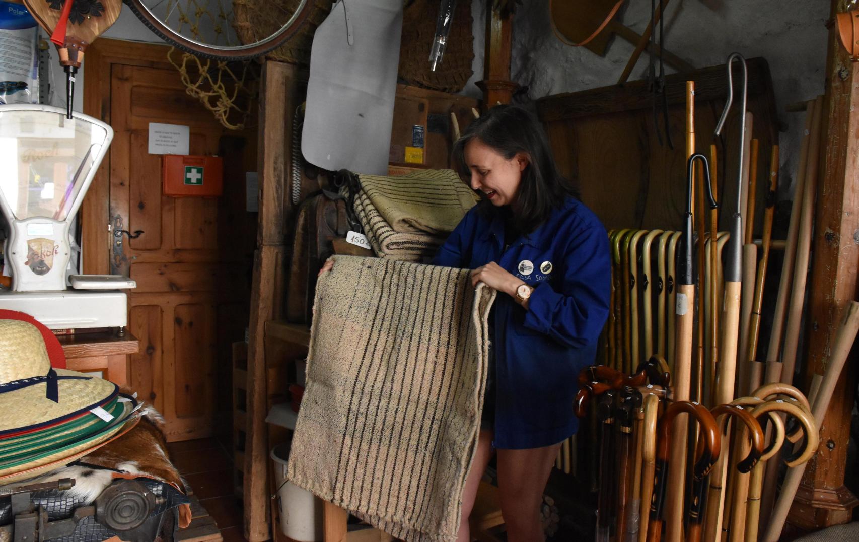 María Miano con una de las últimas mantas de lana tejidas a mano