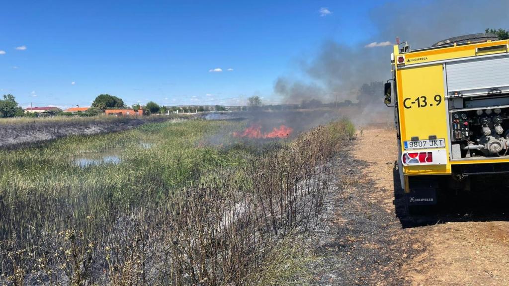 Labores de extinción del incendio ocurrido junto a la urbanización Las Cabañas de Villaralbo.