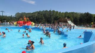 El parque acuático más espectacular de Castilla y León para disfrutar del verano: siete piscinas, cinco toboganes rápidos  y hasta olas