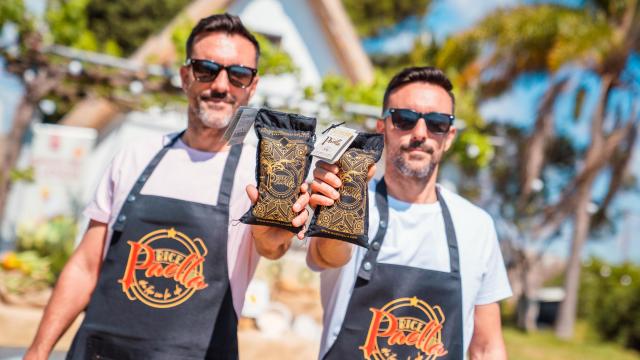 Una imagen de los hermanos David y Jose Montero sosteniendo unos paquetes de 'Ricepaella'.