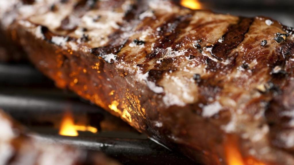 Chuletón de carne a la parrilla.