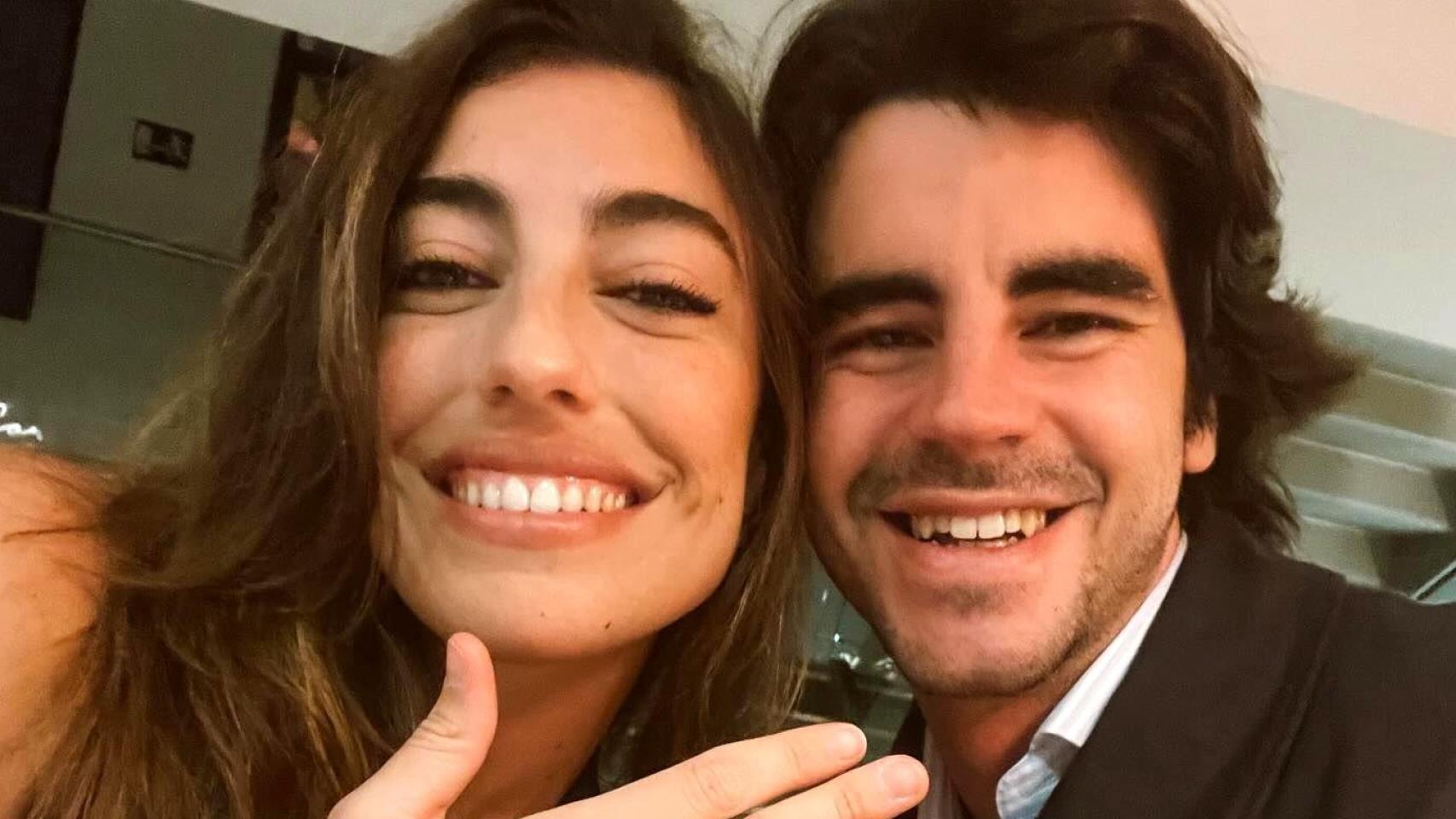 Claudia, hija de Raquel Revuelta, y su prometido, Vicen, en la fotografía con la que anuncian su boda.