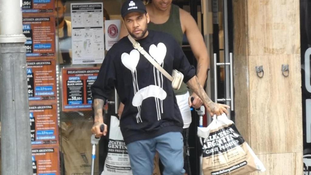 Dani Alves, con muleta camino del cumpleaños de Joana Sanz