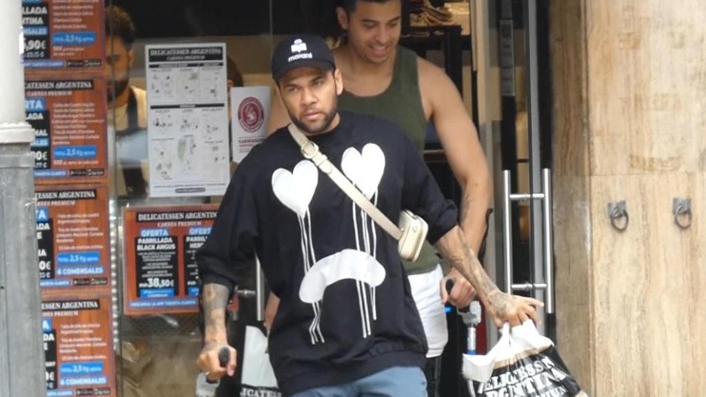 Dani Alves, con muleta camino del cumpleaños de Joana Sanz